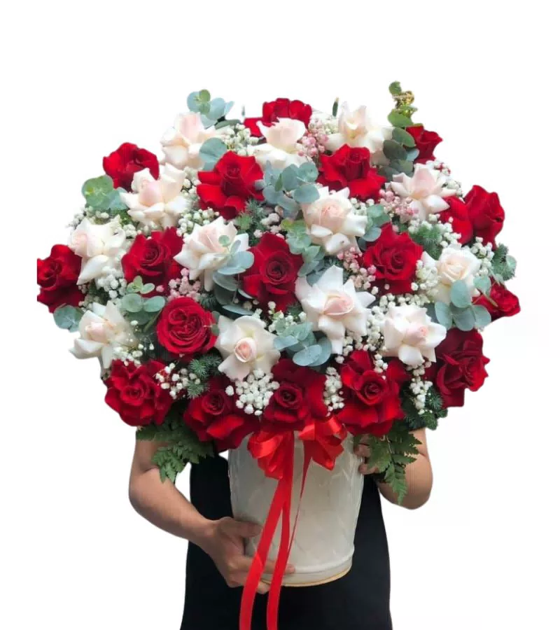 Giỏ Hoa Hồng Đỏ Phối Trắng Sang Trọng Nơ Đỏ