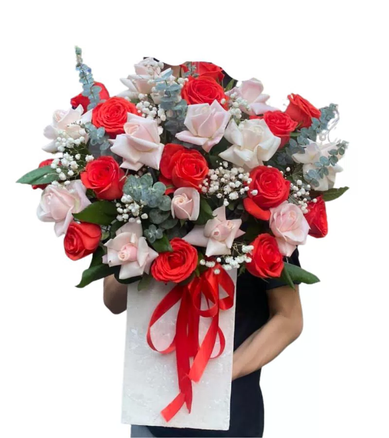 Giỏ Hoa Hồng Đỏ Trắng Kem Nơ Đỏ Lãng Mạn