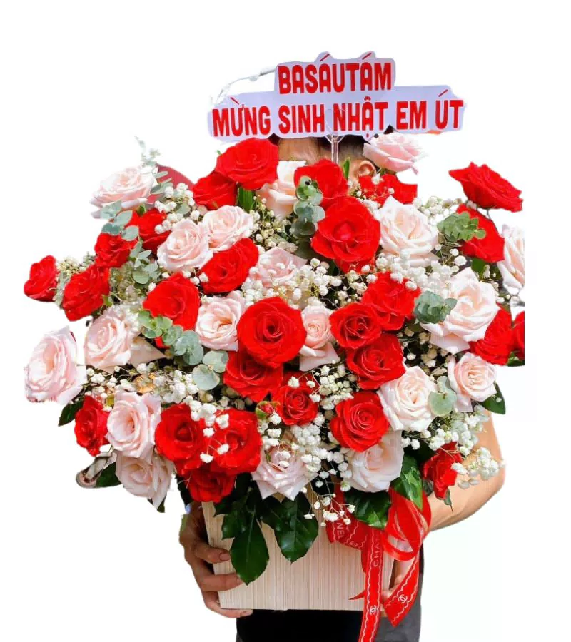 Giỏ Hoa Hồng Đỏ Trắng Mừng Sinh Nhật Em Út
