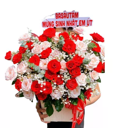 Giỏ Hoa Hồng Đỏ Trắng Mừng Sinh Nhật Em Út
