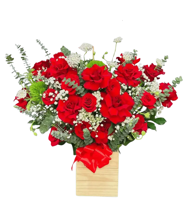 Giỏ hoa hồng đỏ để bàn