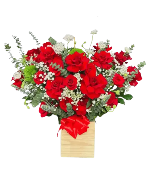 Giỏ hoa hồng đỏ để bàn