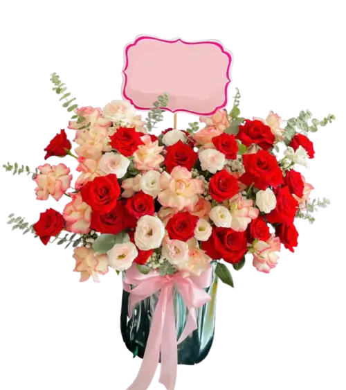 Giỏ hoa hồng đỏ trắng bình thủy tinh xanh