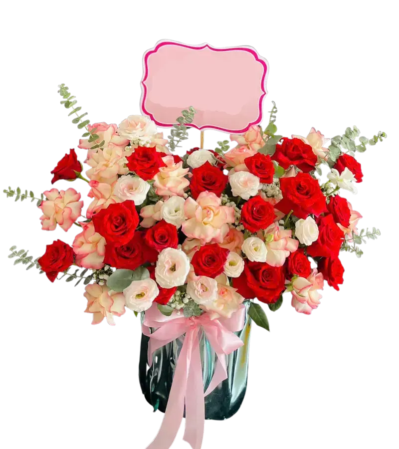 Giỏ hoa hồng đỏ trắng bình thủy tinh xanh