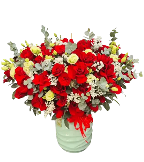 Giỏ hoa hồng đỏ lisianthus vàng nhạt bình xanh