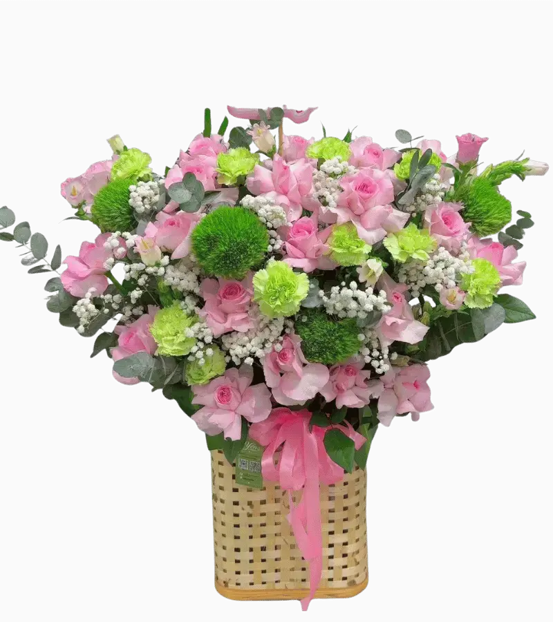 Giỏ hoa hồng phấn cẩm chướng xanh chân trâu giỏ đan