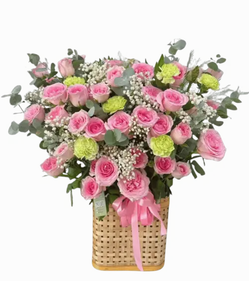 Giỏ hoa hồng phấn cẩm chướng xanh giỏ nan tre
