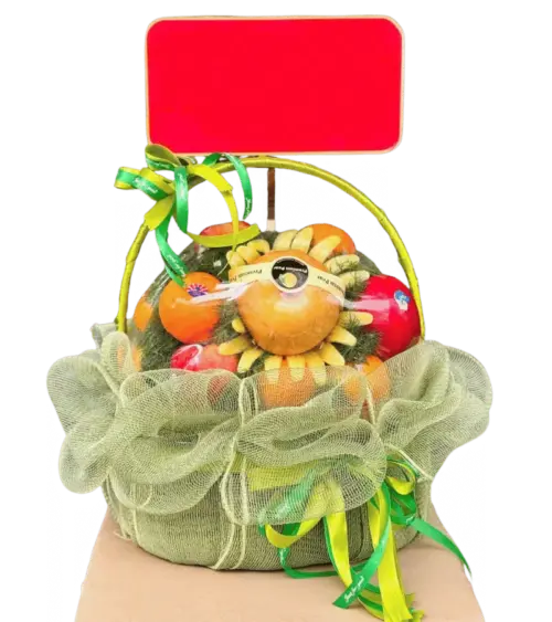 Giỏ trái cây có bảng gắn thiệp