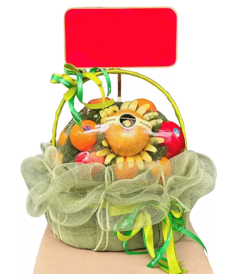 Giỏ trái cây có bảng gắn thiệp