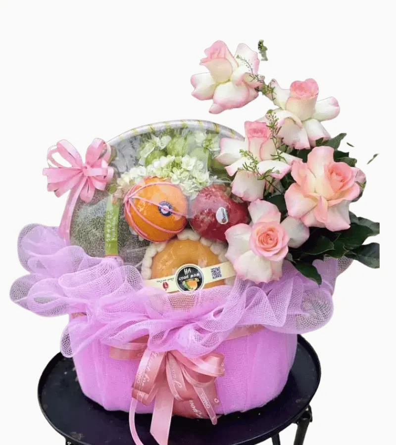 Giỏ trái cây kèm hoa hồng trắng hồng